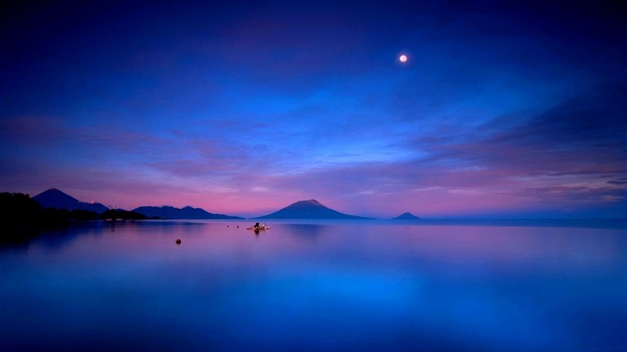 Blue Calm Lake-Scenery HD Wallpaper Views:16346 Date:2014/10/10 7:27:29