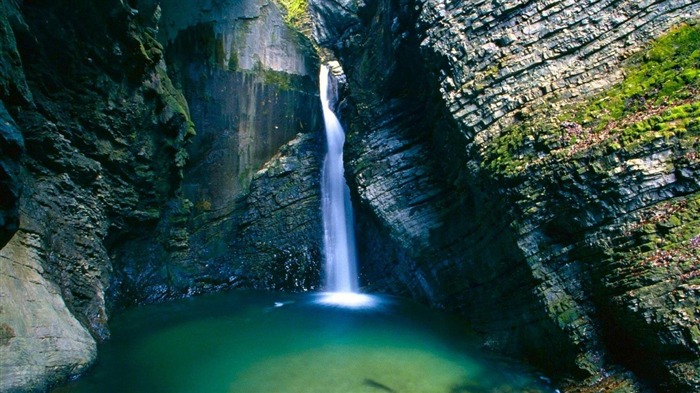 Cool Waterfall-Scenery HD Wallpaper Views:10273 Date:2014/10/10 7:36:10