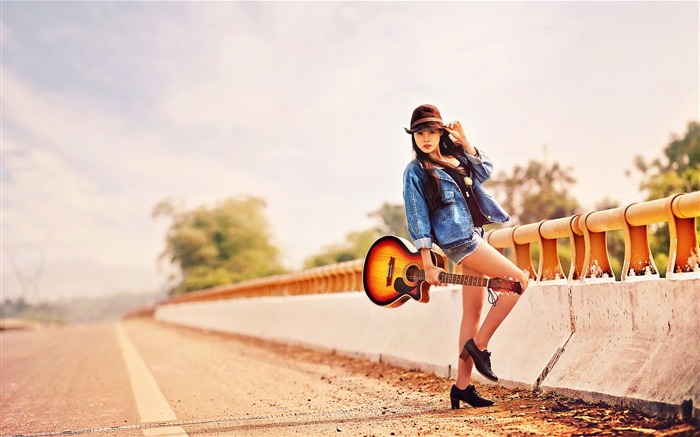 Girl With Guitar-High quality wallpaper Views:7269 Date:2014/11/27 8:26:20