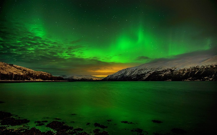 Luzes do norte sobre o papel de parede de Lake-Photos HD Visualizações:8672