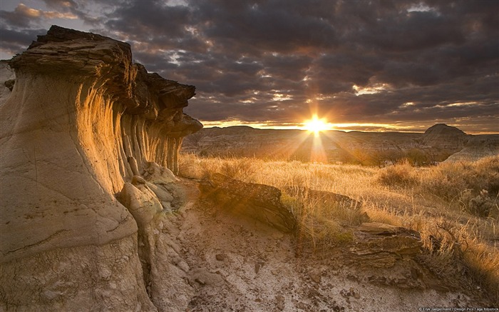 La puesta del sol de la roca de forma extraña-Windows 10 HD fondo de pantalla Vistas:13095