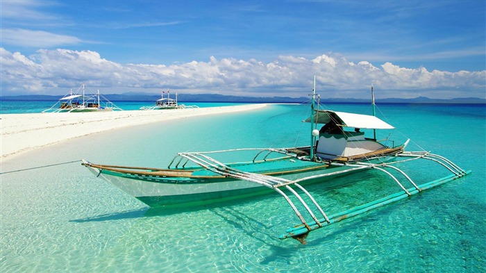 boat on tropical beach-HD Widescreen Wallpaper Views:11643 Date:2015/1/10 19:36:16