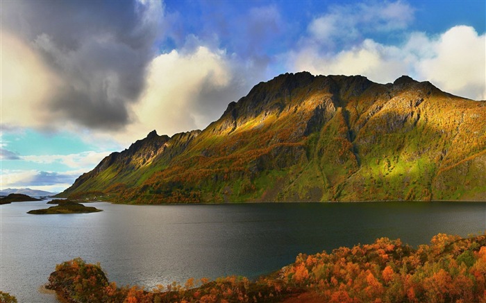 Autumn hills at the lake-Photography Wallpaper Views:8017 Date:2015/9/25 10:12:02