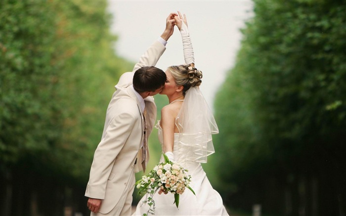 bride groom couple kissing-High Quality Wallpaper Views:9794 Date:2015/10/30 9:13:19