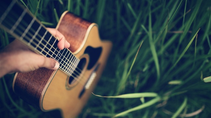 holding guitar-Music HD Wallpaper Views:14883 Date:2015/10/29 8:32:23