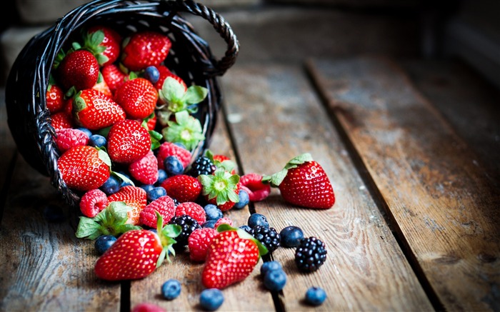 Berries in basket macro-HD desktop Wallpaper Views:8337 Date:2015/11/21 7:24:17