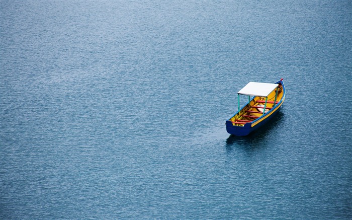 Calm Lake Boat-Nature Photo fondo de pantalla HD Vistas:12979