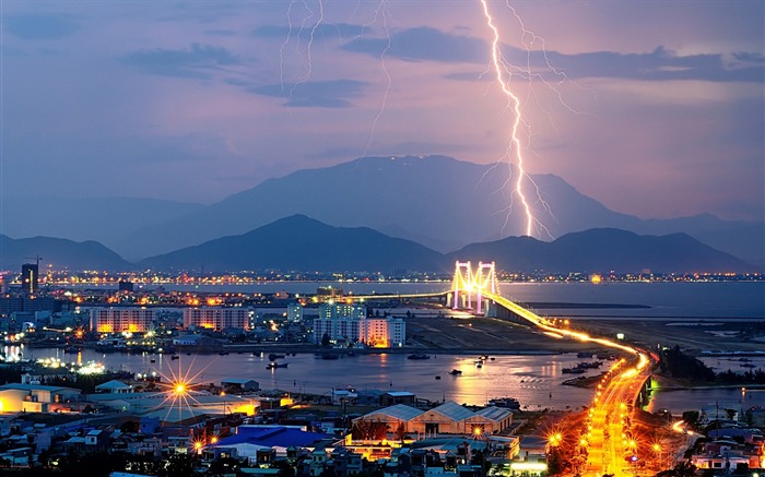 夜间照明灯山闪电-城市高清壁纸 浏览:8090