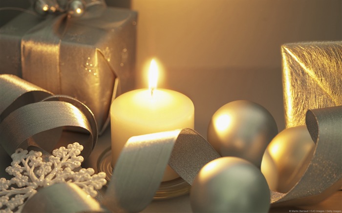 Candles and gifts-Windows 10 HD Wallpaper Views:7025 Date:2015/12/19 2:24:19