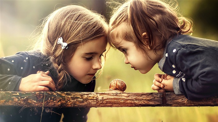 Two girl watching snail-High Quality HD Wallpaper Views:11352 Date:2015/12/11 21:06:12