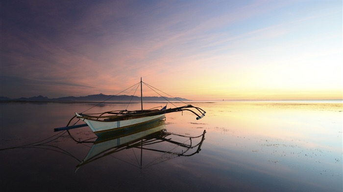 Fishing boat on a calm lake-Windows 10 HD Wallpaper Views:19555 Date:2016/1/12 21:01:28