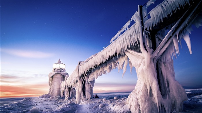 Lighthouse Beach in winter ice-Windows 10 HD Wallpaper Views:37309 Date:2016/1/12 20:44:39