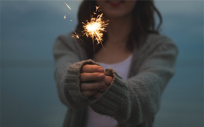 Sparkler girl hands-High Quality HD Wallpaper Views:8361 Date:2016/1/2 0:33:38