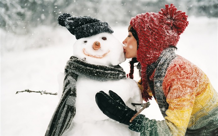 美丽的女孩亲吻雪人-冬季特写高清壁纸 浏览:7542