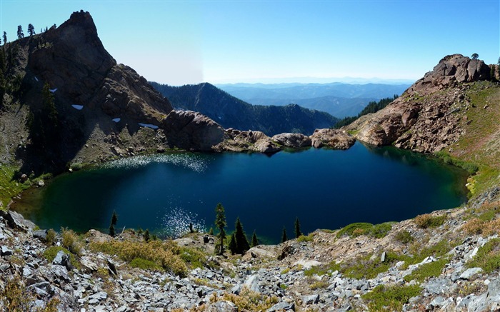 Lago pequeno rodeado de montanhas - Fotografia da natureza Papel de parede HD Visualizações:9507