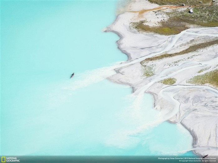 Kayaking on lake louise-National Geographic Photo Wallpaper Views:8228 Date:2016/4/10 3:07:35