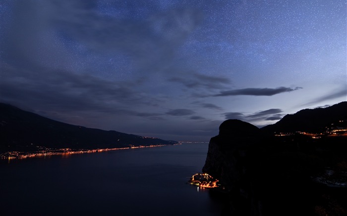 イタリアの夜は、水の山を発射します-自然高品質の壁紙 ブラウズ:8249