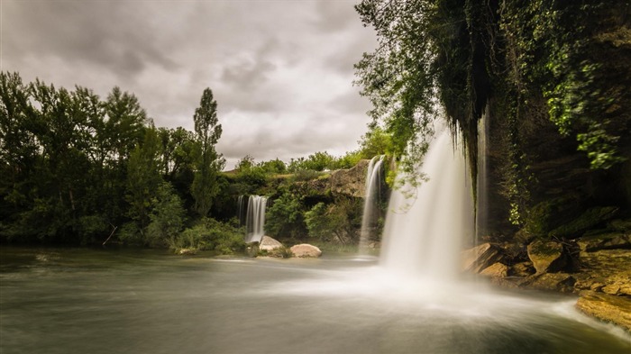 Dark clouds forest waterfalls-scenery HD wallpaper Views:9681 Date:2016/6/29 8:47:31