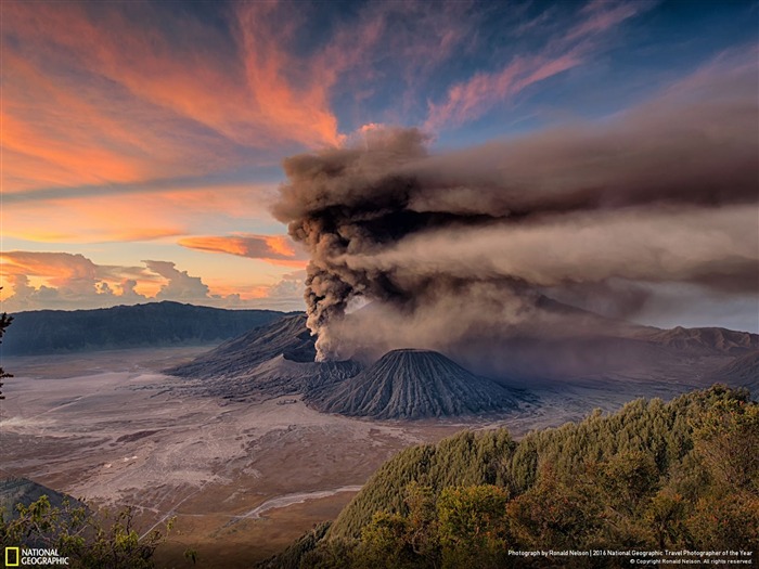 산 Bromo 일출의 분출 - 2016 내셔널 지오그래픽 바탕 화면 찾아보기 :10635