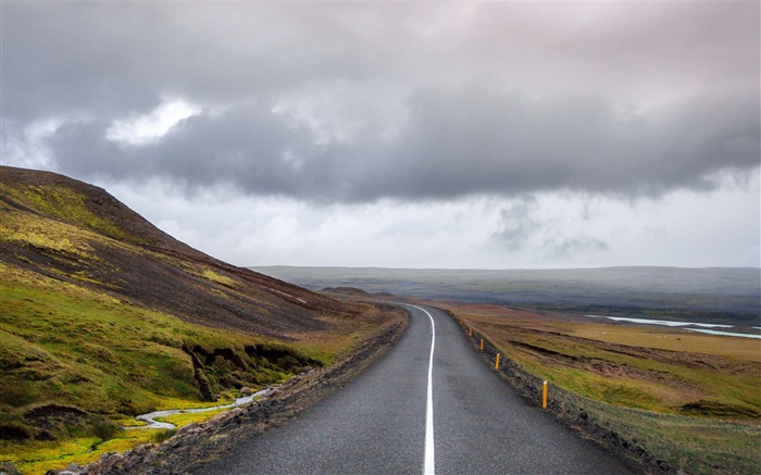 Road markings turn grass-Landscape Theme Wallpaper Views:7255 Date:2016/7/20 8:22:17