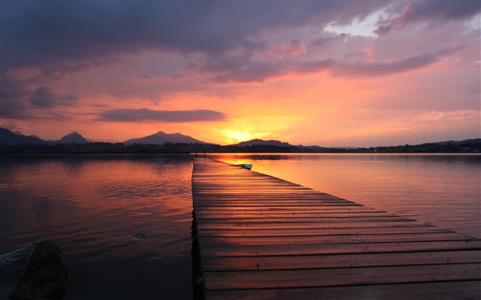 Beautiful red sunset lakes bridge-2016 High Quality Wallpaper Views:8781 Date:2016/8/23 8:33:13