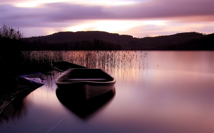 Lake surface boat grass mountains sunset-Scenery HD Wallpaper Visualizações:8431