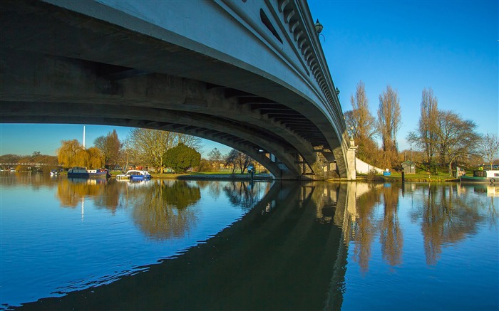 River under the bridge-Cities Corner HD Wallpaper Views:8778 Date:2016/10/5 10:22:41