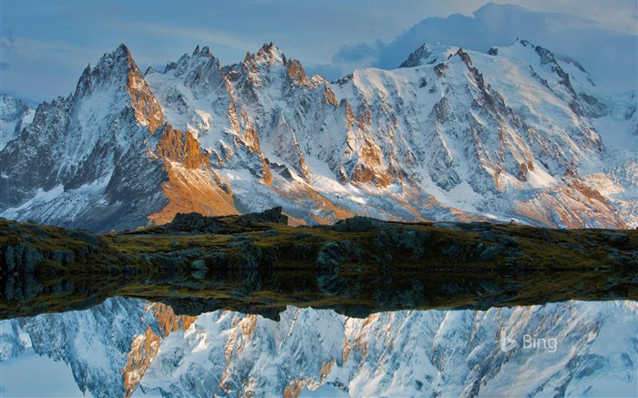 The village of Chamonix in France-2016 Bing Desktop Wallpaper Views:10032 Date:2016/10/23 10:05:26