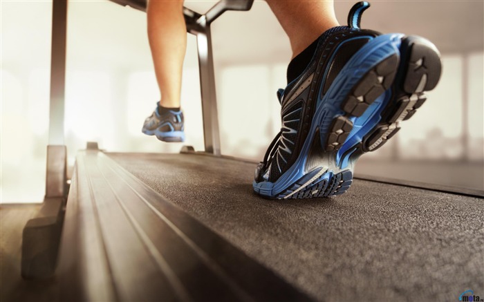 Running on a treadmill-Sports Poster Wallpaper Views:9364 Date:2016/11/1 5:18:16