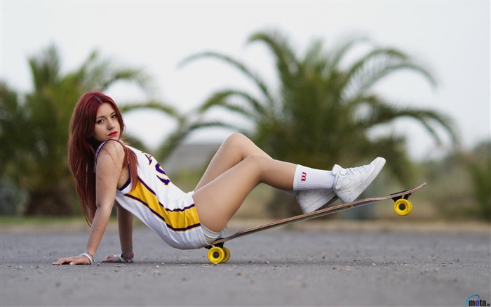 Sexy girl on a skateboard-Sports Poster Wallpaper Views:11583 Date:2016/11/1 5:12:19