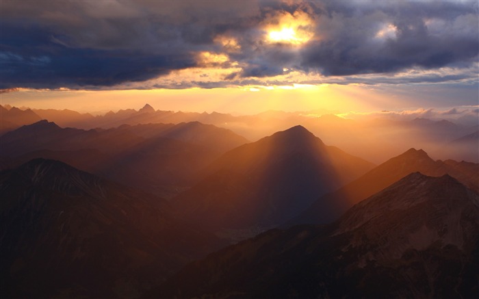 Nubes de sol sobre fondo de pantalla de montañas-Paisaje de la naturaleza Vistas:6439