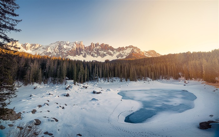 森林围拢的山雪-冬季风景高清壁纸 浏览:8103