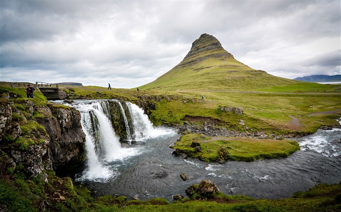 Waterfalls near green mountain-2016 Scenery High Quality Wallpaper Views:7333 Date:2017/1/3 7:54:00