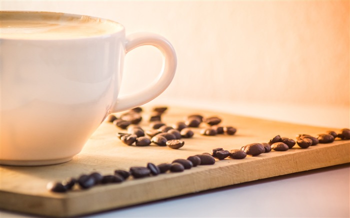 tasse de café sur les grains de café de bureau Photo HD Fond d'écran Vues:14617