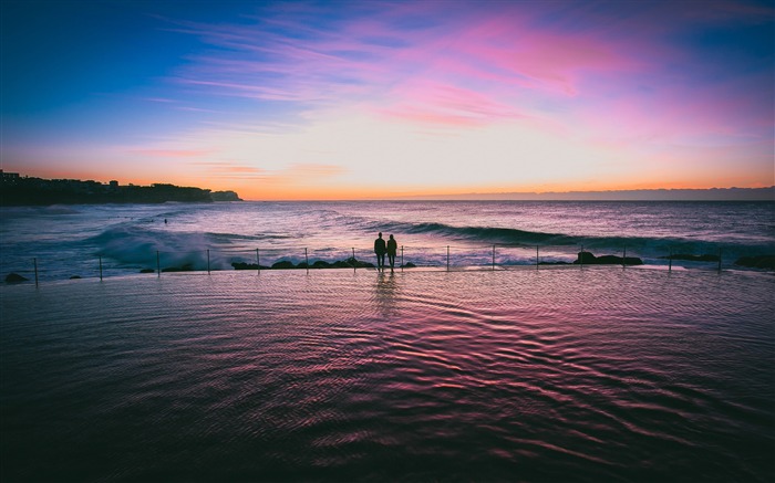 Pareja disfrutando de la puesta de sol en la playa Paisaje HD fondo de pantalla Vistas:11874