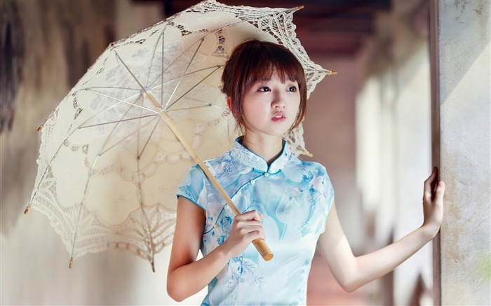 Parasols blue cheongsam cute girl Views:11820 Date:2017/12/25 5:47:01