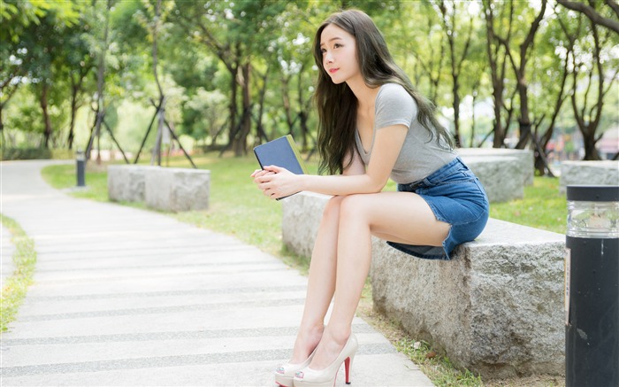 Park beauty short skirt stone bench 4K photo Views:17441 Date:2017/12/10 22:11:27