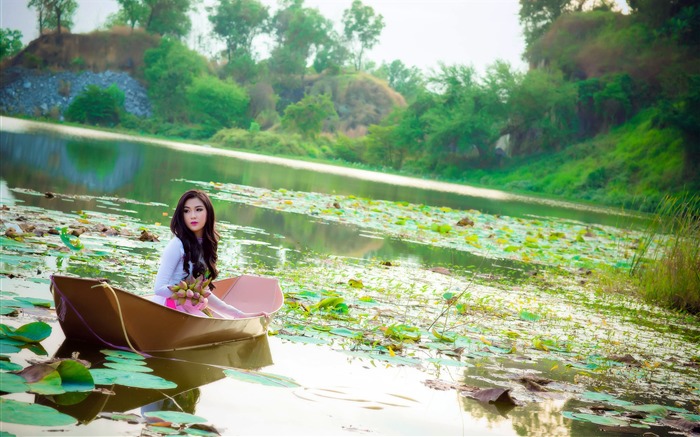 Summer lotus pond boat beauty girl Views:12574 Date:2018/2/17 7:18:24