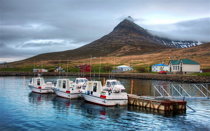 Iceland nature mountains boats harbor Views:7891 Date:2018/3/8 6:55:08