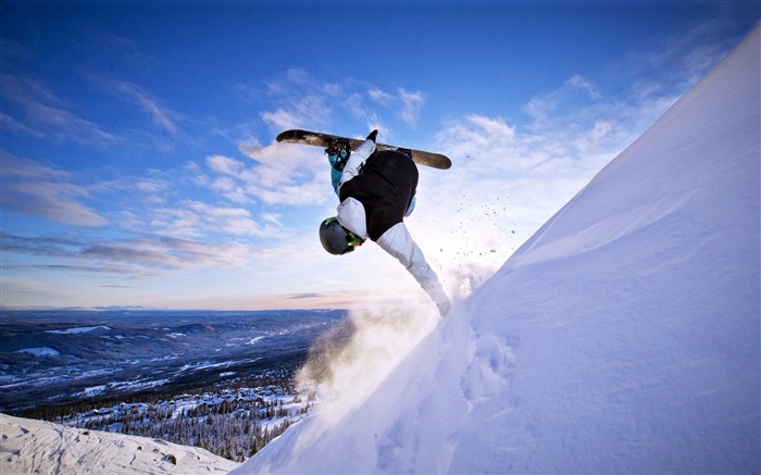 Extreme sport winter snowboarding blue sky Views:11347 Date:2018/5/26 11:11:10