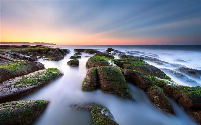 Beach rock green moss sunset sea horizon Views:5964 Date:2018/7/23 7:17:05