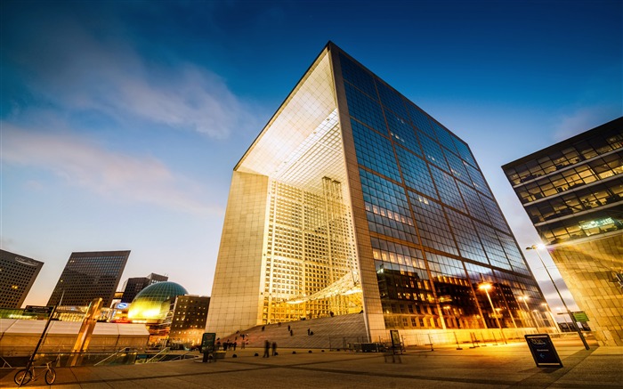 Paris glass curtain wall building square night view Views:11027 Date:2018/7/7 10:15:02