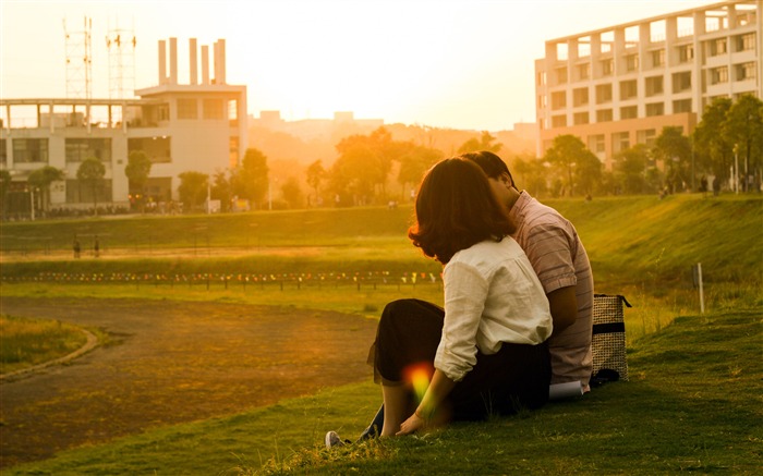 Campus sports field sunset couple romantic love Views:7067 Date:2018/8/11 1:42:14