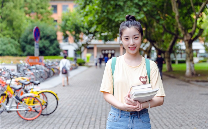 College campus youth smiling beauty girl Views:7657 Date:2018/8/2 6:19:55