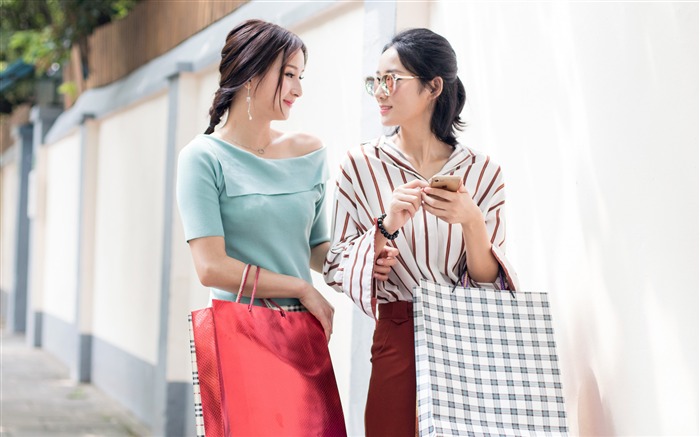 Oriental girlfriends shopping photoshoot Views:7371 Date:2018/8/2 6:12:13