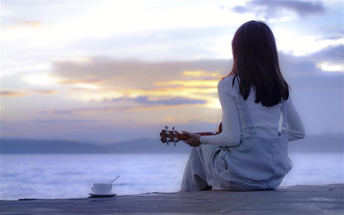 Summer ocean pier guitar girl back view Views:12121 Date:2018/8/2 6:48:40