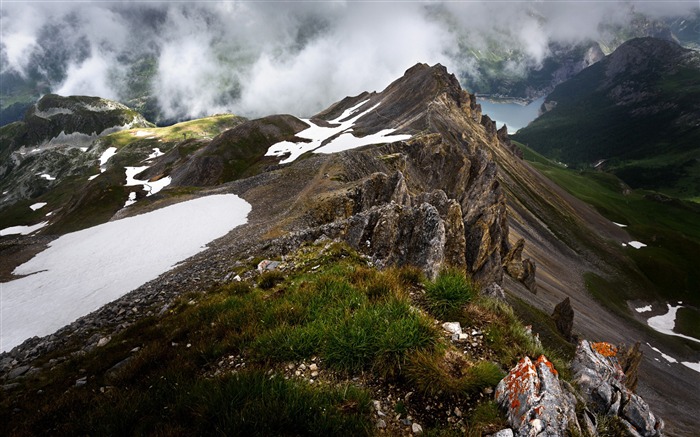 Cima de la montaña, nieve, niebla brumosa, naturaleza, paisaje Vistas:7034