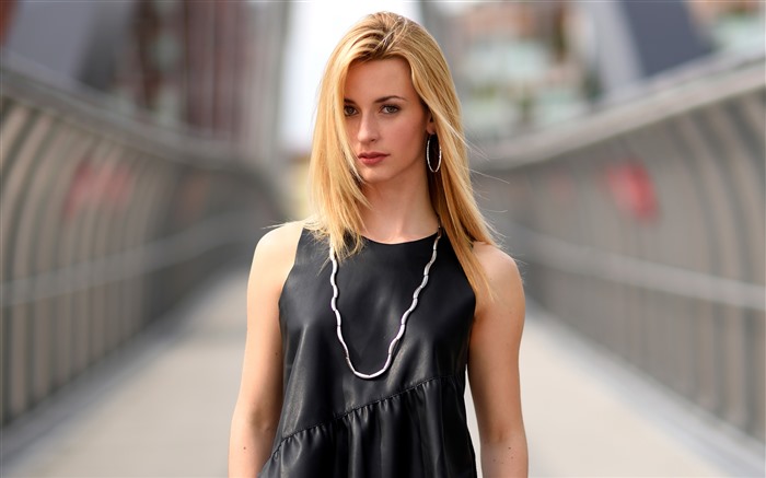 Blonde Girl 2022 Beauty Black Dress 5K Photo Views:5999 Date:2022/1/25 14:16:51