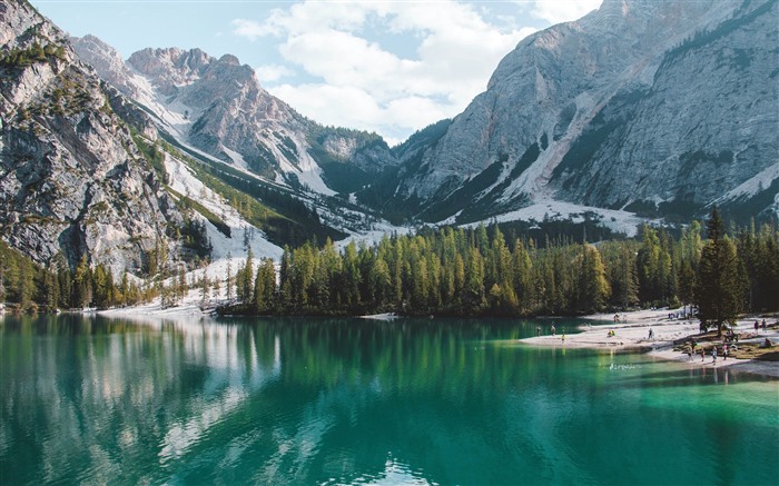 Snow mountain Valley Braies Lake Braies Italy 5K Views:4393 Date:2023/10/14 4:14:12