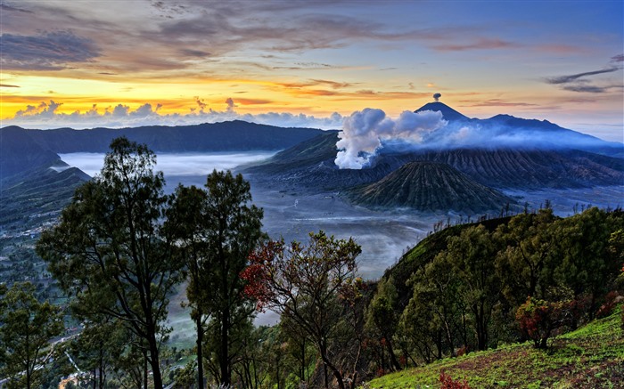 Dawn Mist Mount Bromo East Java Indonesia 5K Views:1448 Date:2024/7/31 10:45:13